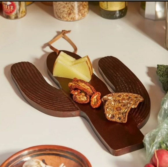 🌵NEW! Urban Outfitters Cactus Serving Board 🌵 - Picture 4 of 5